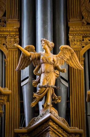 Frankreich. Centre. Indre et Loire. Tours. Cathedrale Saint Gatien. Gotik. Orgel unter der suedlichen Fensterrose