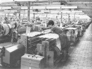 Arbeiterin in der Produktionshalle der Seidenweberei VEB Novotex Greiz