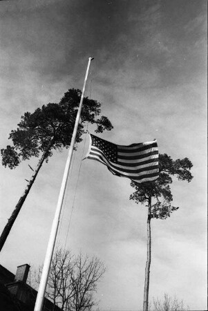 Trauerbeflaggung an den städtischen und staatlichen Gebäuden wegen des Todes von Präsident John F. Kennedy.