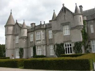Residenz : Seitenflügel von Balmoral Castle, dem schottischen Sommersitz der englischen Königin. Aufgenommen im Juni 2005. Foto Uwe Gerig