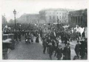 Demonstration Unter den Linden am ersten Tag der Novemberrevolution