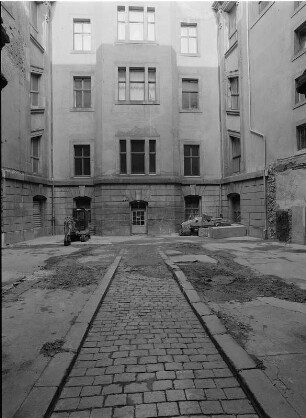 Dresden-Altstadt, Ständehaus, großer Innenhof nach Abbruch der Einbauten. Blick zum Westflügel