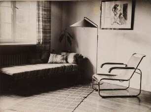 Gästezimmer im Hause Artin mit einem Stahlrohrsessel von Marcel Breuer und einem Aquarell von Heinrich Stegemann, das Emil Artin beim Flötenspiel zeigt