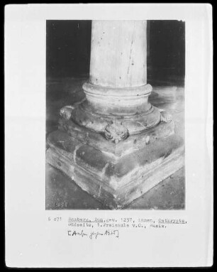 Basis der 1. Säule von Osten
