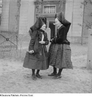 Porträt von zwei Frauen in Spreewaldtracht