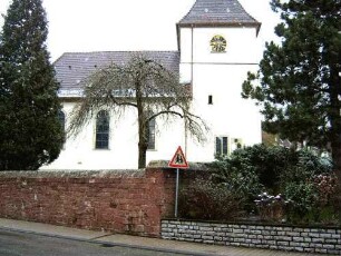 Ansicht von Süden mit Kirche (Kirchturm im Kern Gotisch-Langhaus Barock erneuert) über Kirchhofmauer (Südseite neuzeitlich)