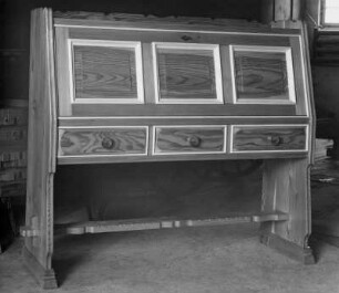 Schreibschrank. Holz, furniert (1948; Bechtler)