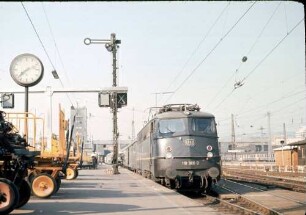Stuttgart Hbf. Gleis 16 Lok 110 386 D-Zug Gepäckkarren Zugführer