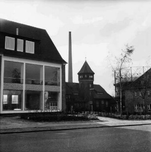 Stadtwerke Bad Oldesloe: Gaswerk: Lübecker Straße: Kraftwerk mit Türmchen, Schornstein und Gasometer: links Verwaltungsgebäude: davor Grünanlage mit Baum