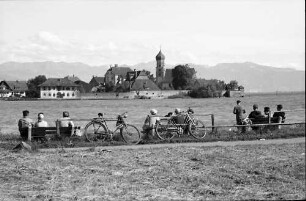 Wasserburg: Blick auf See, Halbinsel und Berge