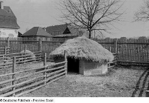 Freigehege mit Stall