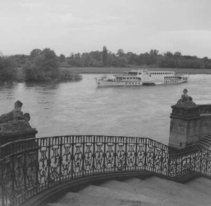 Dresden. Schloss Pillnitz, Große Freitreppe zur Elbe