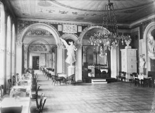 Neustrelitz, Orangerie : Neustrelitz. Orangerie. Gelber Saal mit Abguß einer Nike von C. D. Rauch