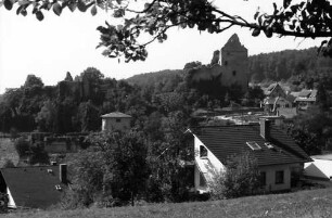 Landeck: Durch Garten der Wohnsiedlung auf Burgruine