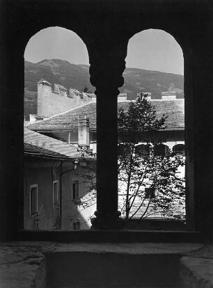 Lienz. Schloss Bruck (um 1280, Erweiterung 1501/1600). Blick aus einem Doppelfenster in den Hof