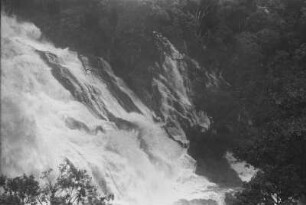 Die großen Wasserfälle des Pangani : Landschaftsbild mit einem großen Wasserfall