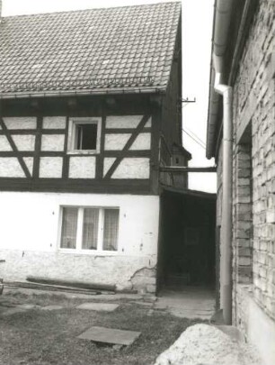 Dresden-Cossebaude, Brauergasse 1. Zweiseithof (1801/1850). Wohnhaus, Hofseite. Hofwinkel zum Nebengebäude