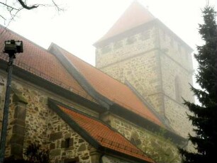 Dagobertshausen-Evangelische Kirche - Kirchturm (einst Wehrplattform mit Zinnen und Pechnasen - beachte Dachspur im Osten) sowie Langhaus von Nordosten