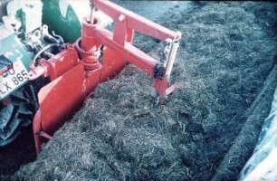 Fotografie: Ein- und Auslagerungstechnik, Flachsilo, Siloblockschneider, Anwelksilage