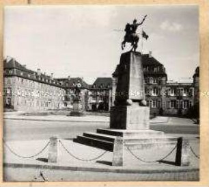 Schloss mit großem Vorplatz und Statuen in Saarbrücken