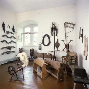Steinau. Ehemaliges Amtsgebäude (Brüder Grimm-Haus). Inneres, Blick in einen Ausstellungsraum mit Hausrat und Arbeitsgeräten
