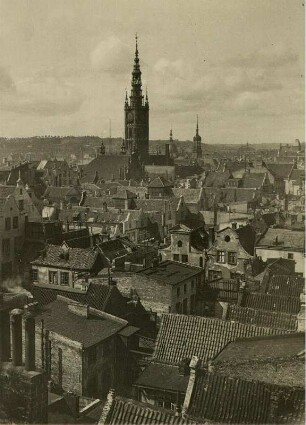 Danzig/Westpreußen (heute Gdańsk). Blick über die Stadt. Im Hintergrund der Turm des, im Stil des Manierismus 1556 errichteten Rechtstädtischen Rathauses