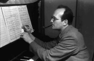 Bukarest: Nicolae Agarbiceanu, Komponist und Bildhauer, am Klavier
