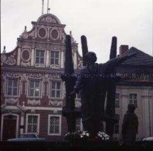 Barockhaus und Denkmal in Torgau an der Elbe