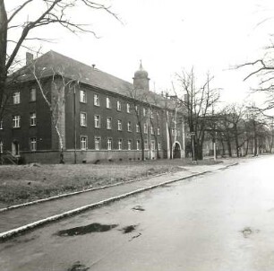 Cottbus, Paul-Hornick-Straße. Paul-Hornick-Kaserne (um 1936). Torhaus. Straßenseite von Nordosten