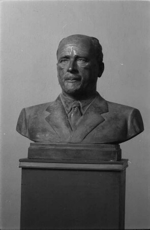 Büste von Walter Ulbricht (alte Fassung) : Büste von Walter Ulbricht (alte Fassung). Gips, getönt oder Bronze (vor 1964; W. Arnold)