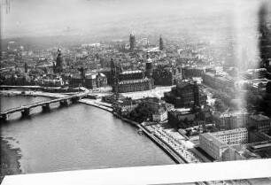 Dresden-Altstadt: Ansicht über die Elbe von Nordwesten mit dem Fernheizwerk, Hotel Bellevue und Oper auf Augustusbrücke, Ständehaus und Hofkirche. Luftbild-Schrägaufnahme