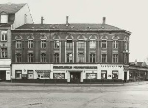 Dresden-Trachau, Leipziger Straße 220. Gebäude (um 1870) mit Gasthaus "Goldenes Lamm" und Staatlichem Puppentheater