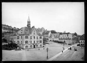 Hohenstein-Ernstthal. Wohn- und Geschäftshäuser am Altmarkt mit Rathaus