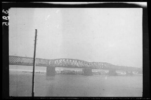 Fluss mit Stahlbrücke und Betonsockeln