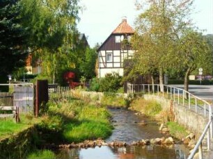 Gohrisch-Cunnersdorf. Blick über den Cunnersdorfer Bach zum Wohnhaus, Nr. 23