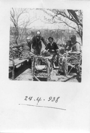 Türkei. Gruppenbild im Freien mit Hans Richter