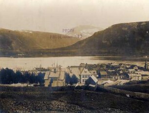 Tromsø/ Norwegen: Blick über die Häuser von Tromsø auf Hafen und Fjordlandschaft