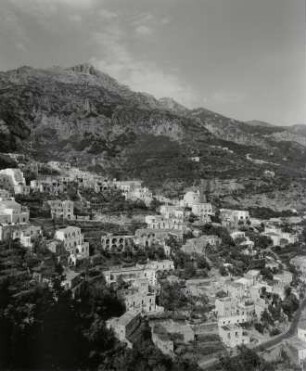 Blick auf das an einem Felsen angelegte Positano