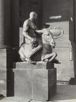 Bacchus auf trunkenem Esel : Dresden, Neues Rathaus. Bacchus auf trunkenem Esel am Eingang zum Ratskeller