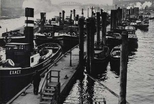 Schlepper am Anleger zwischen Speicherstadt und Baumwall / Vorsetzen Hamburg