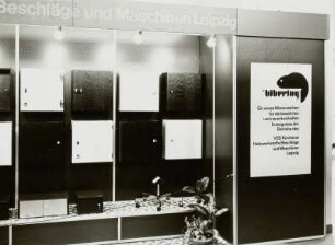 Halle 15. Raumaufnahme mit Informationsstand des VEB Kombinat Holzwerkstoffe, Beschläge und Maschinen Leipzig. Ansicht mit Werbetafel für das neue Produkt "bibering