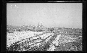 Vendin-le-Vieil (Dep. Pas-De-Calais): Blick entlang eines Bahngleises über schneebedeckte Felder auf eine Fabrik
