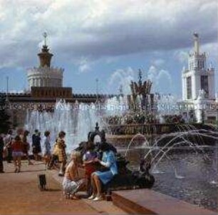 Freundschaftszug der DSF in die Sowjetunion: vor dem Brunnen der Völkerfreundschaft auf dem Allrussischen Ausstellungsgelände in Moskau