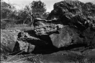 Granitfelsen : Granitfelsen am Ufer des Lunsemfwa-Flusses. Auf Höhe des Hammers ist der Granit gebändert. Darunter Gneis.