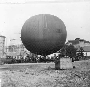 Eine Fahrt im Luftballon : Dresden-Reick. Eine Fahrt im Luftballon. Kontrolle, ob Ventil und Reißleine richtig hängen