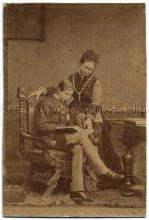 Fotografie von Kronprinz Wilhelm (II.) mit seiner Mutter Kaiserin Victoria