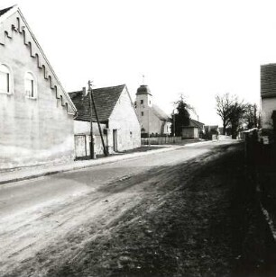 Schenkendöbern-Sembten. Straßenblick mit Dorfkirche (1814 Erneuerung/Umbau) von Südwesten