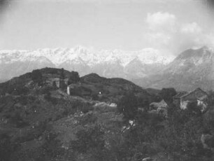 Bergdorf : Ein Bergdorf mit verschneiten Cika-Gebirge im Hintergrund