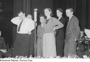 Heinz Quermann und weitere Personen auf der Bühne bei einer „Ring-frei“-Veranstaltung der Leipziger Volkszeitung im Kino Capitol