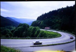 Triberg: Kurve B 33, am Sommerau-Tunnel, mit Autos